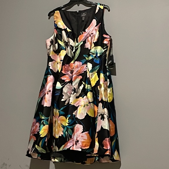 Adrianna Papell
Plus Size Mikado Floral Print Notch Scoop Neck Sleeveless Dress - Picture 2 of 8